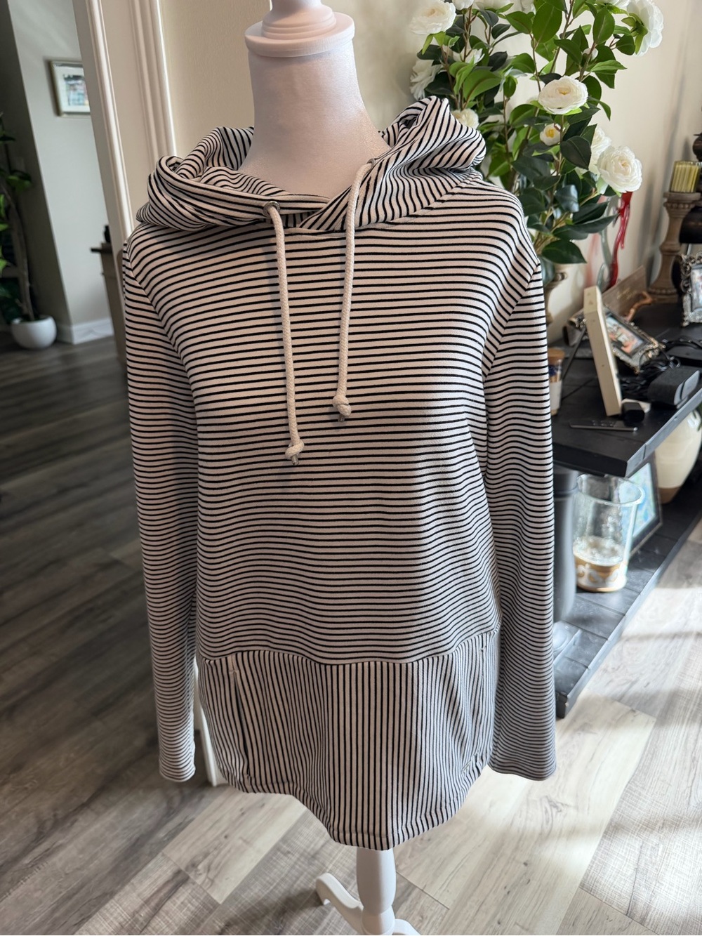 Lorna Jane Hooded Pullover - Black & White